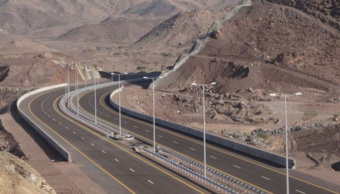 تنفيذ مشاريع صيانة الطرق الإسفلتية بمحافظات مسندم والوسطى وشمال الشرقية