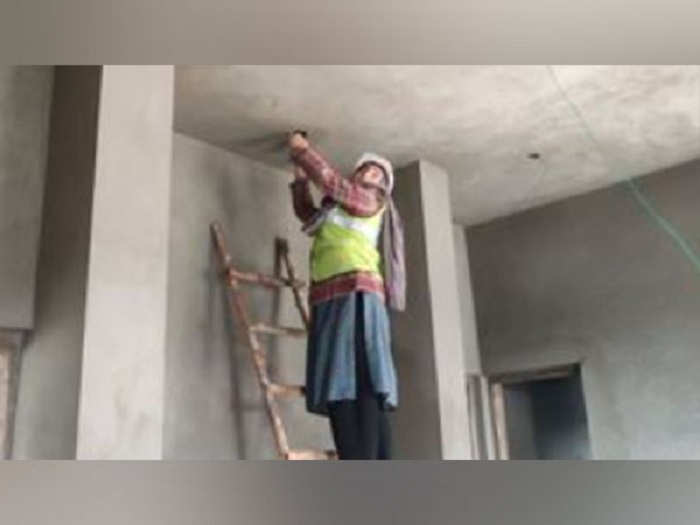 Woman electrician doing door to door electrical fitting work in Jammu and Kashmir, says no work is reserved for men