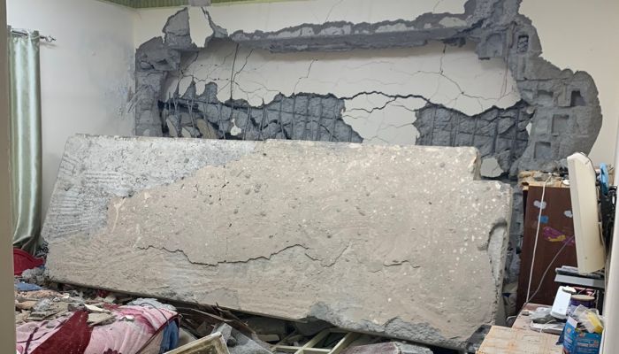 إصابة طفلين في انهيار صخري على أحد المنازل بمطرح