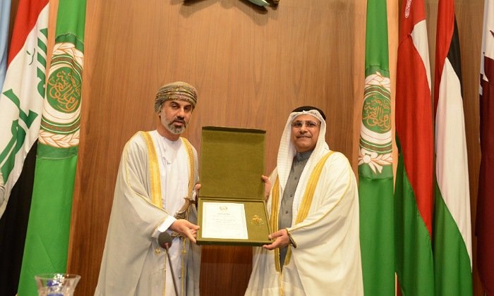 رئيس مجلس الشورى العماني يٌمنح أعلى وسام عربي في مصر