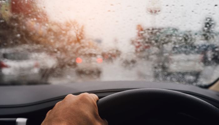 المرور تُحذر: السياقة أثناء الأمطار محفوفة بالكثير من المخاطر