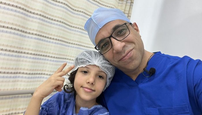 جراح مصري شهير يحقق ’ معجزة طبية ’ مع طفلة سعودية