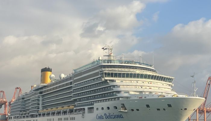 ميناء صلالة يستقبل السفينة الإيطالية ’كوستا ديلزوسا’