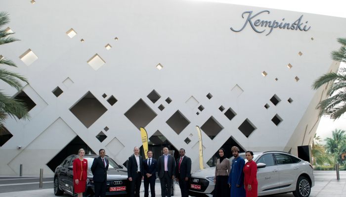 أودي عمان تفتح باب الرفاهية بسياراتها الكهربائية مع شركة ’سيارتي’ وفندق كمبنسكي