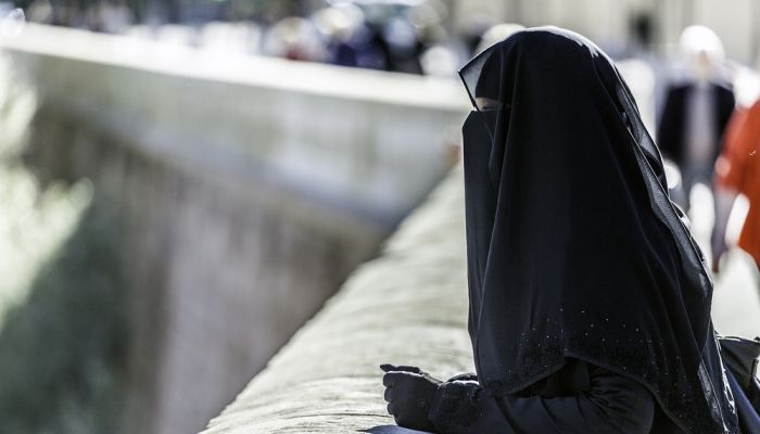 داعية سعودي: النقاب ليس من الدين