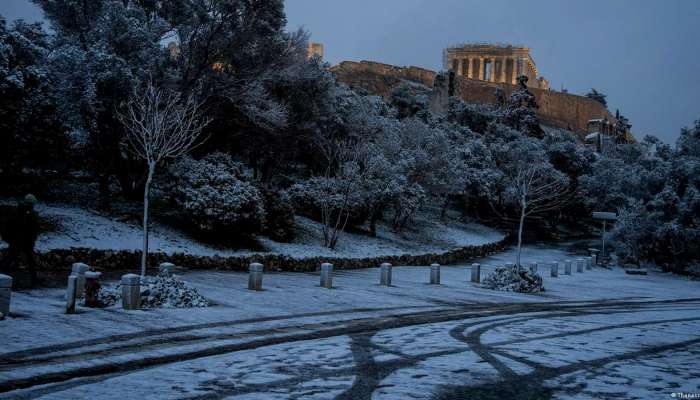 Snow brings Athens to a standstill, touches Acropolis