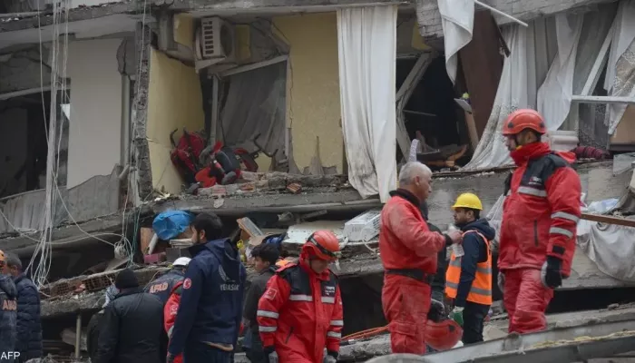 تركيا.. إنقاذ آلاف العالقين تحت الأنقاض بعد الزلزال الرهيب