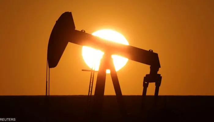 النفط يرتفع لليوم الثالث مع تقهقر الدولار