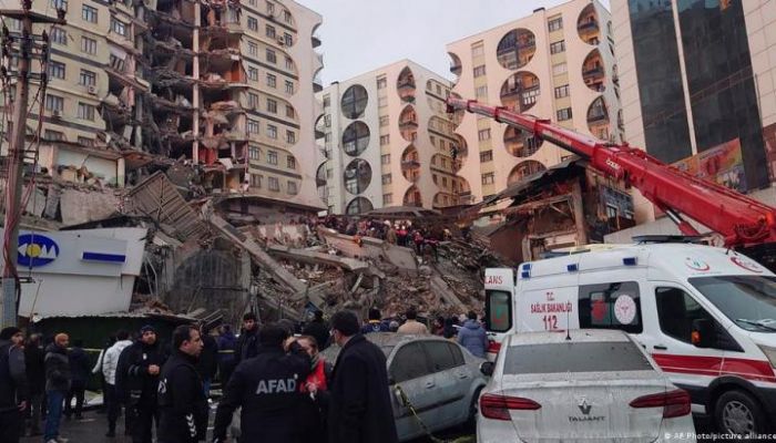 ضحايا زلزال شرق المتوسط يتجاوزون 8400.. وتركيا ’تتزحزح’