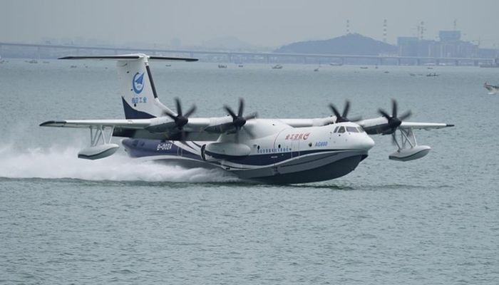 الصين تطور طائرة رباعية المحركات يمكنها الغوص في الماء