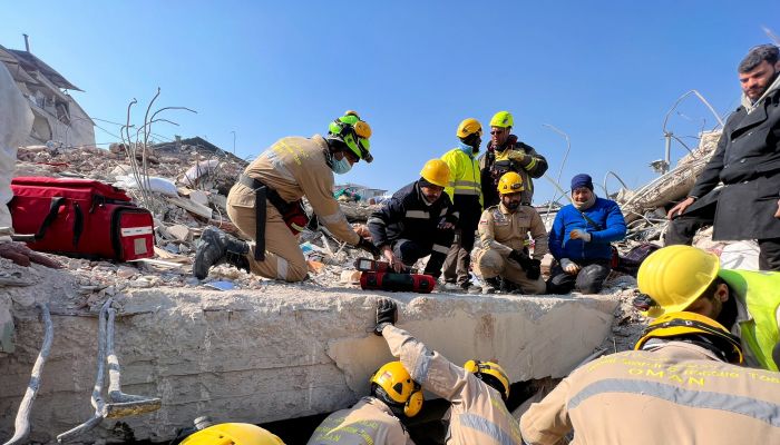 ’الفريق الوطني للبحث والإنقاذ’ ينقذ امرأة من تحت الأنقاض بتركيا