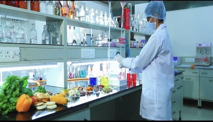 16 مختبر خاص داخل سلطنة عمان لمرافبة الأغذية.. مسؤول يوضح للشبيبة التفاصيل