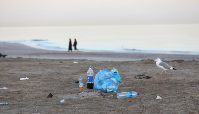 بلدية مسقط تحذر من رمي المخلفات والنفايات .. وتلوح بالعقوبات ضد المخالفين