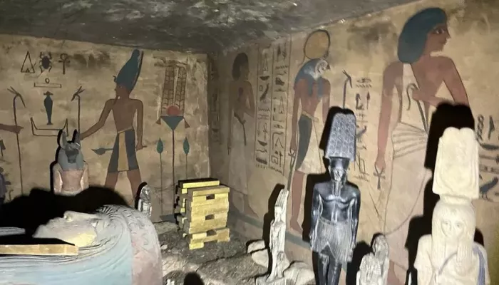 مقبرة فرعونية مزيفة بصعيد مصر تثير حالة دهشة.. صور