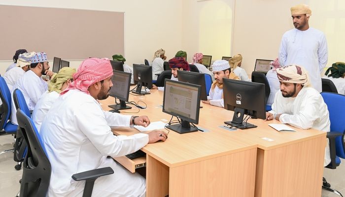 وزارة العمل تجري اختبارات لعدد من الوظائف بـ ظفار