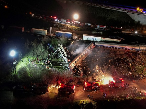 希腊的愤怒随着火车撞车死亡人数增长到57