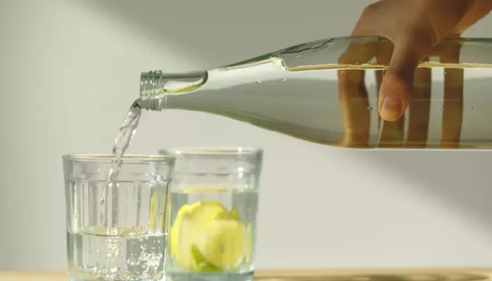 ماذا يحدث لجسمك إذا شربت الليمون مع الماء كل صباح