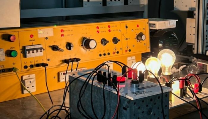 شركة طلابية عُمانية تتمكن من تطوير جهاز قياس كهربائي متعدد الاستخدام