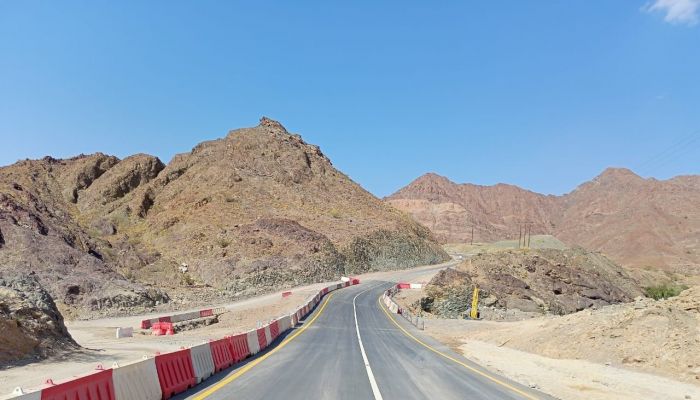 النقل والاتصالات تنهي إصلاح طريق وادي الحواسنة المتأثر بإعصار شاهين