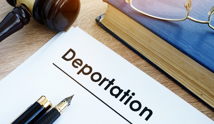 迪拜机场被假签证抓获的妇女被驱逐出境