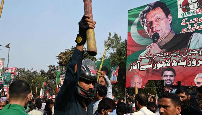 Pakistan: Court halts arrest warrant for ex-PM Imran Khan