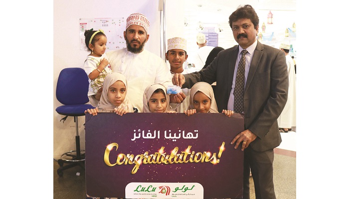 Lulu hands over prizes to winners of World Food 2023 promotion