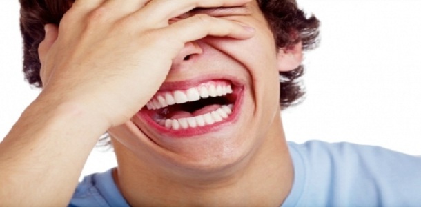 طبيب يكشف عن عدد السعرات الحرارية التي يتم حرقها خلال ساعة من الضحك