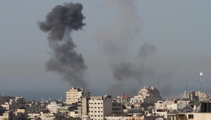 طائرات الاحتلال الإسرائيلي تشن هجومًا على موقع وسط قطاع غزة