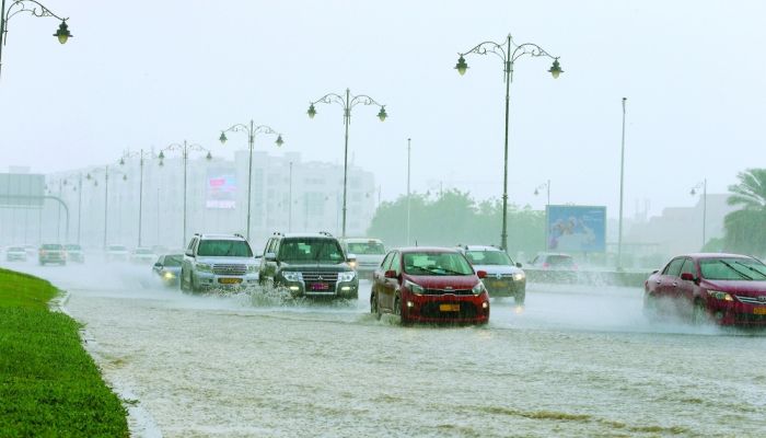 أجواء سلطنة عمان تتأثر بمنخفض جوي مساء اليوم