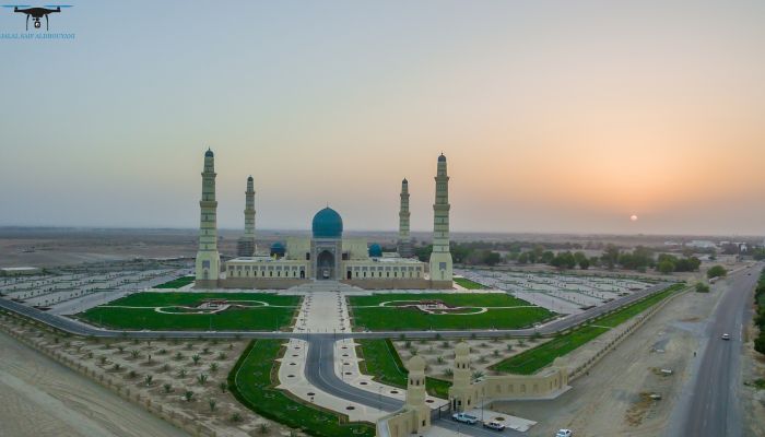 جامع السلطان قابوس بصحار يتميز بنقوشه وقبته الكرستالية الشاهقة