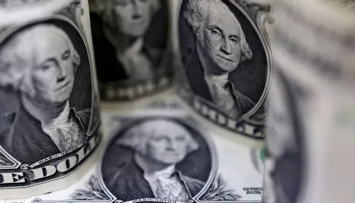 الدولار يتراجع مع التفاؤل باقتراب نهاية مسار رفع الفائدة