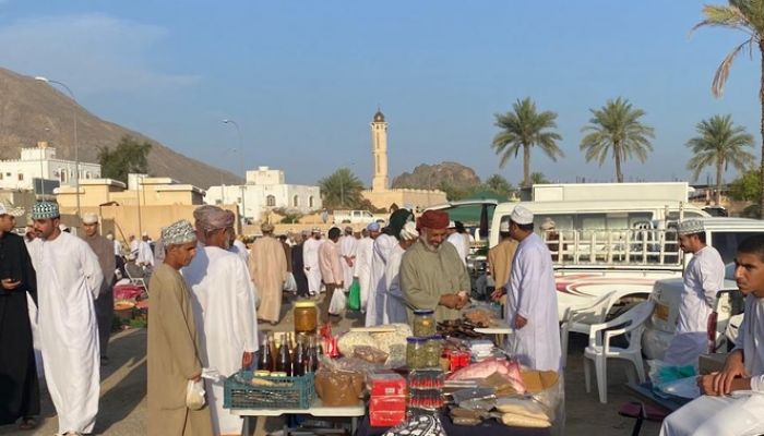 سوق الرستاق يشهد حركة شرائية نشطة استعدادًا لعيد الفطر المبارك
