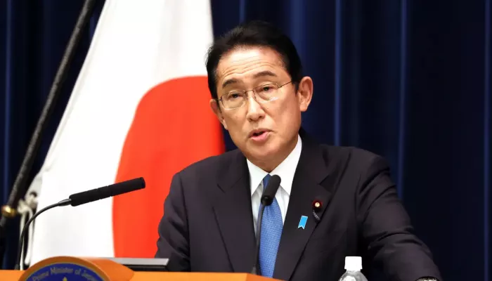 انفجار جسم غريب بعد رميه قرب رئيس وزراء اليابان خلال إلقاء كلمة