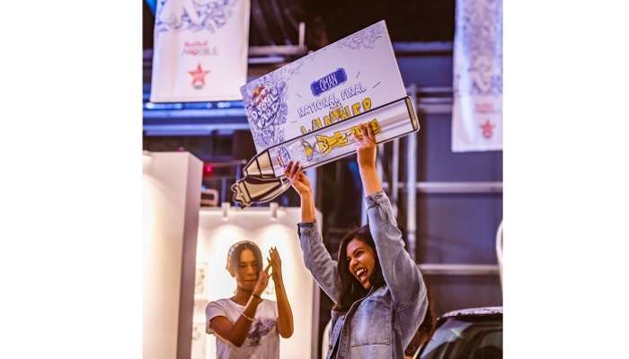 Aisha Al Bakry takes the winning pen at Red Bull Doodle Art Oman