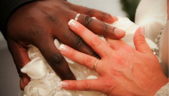 مستشار قانوني للشبيبة: مرسوم الزواج بالأجانب يرفع تصنيف سلطنة عمان بحقوق الإنسان