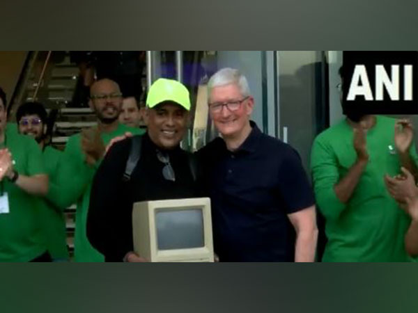 Apple CEO Tim Cook gives priceless reaction at seeing Macintosh Classic machine after opening first India store