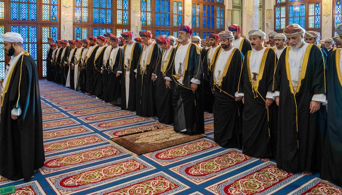 جلالةُ السُّلطان المعظّم يؤدّي صلاة عيد الفطر بمسجد الخور