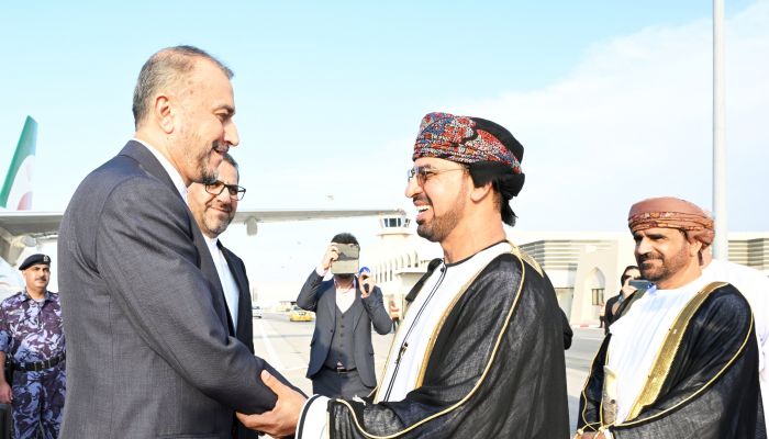 وزير الخارجية الإيراني يصل سلطنة عمان في زيارة رسمية