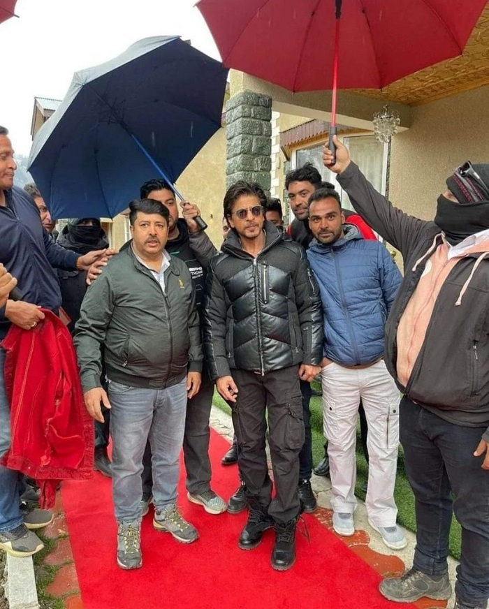 Shah Rukh Khan poses with fans as he shoots for 'Dunki' in Kashmir