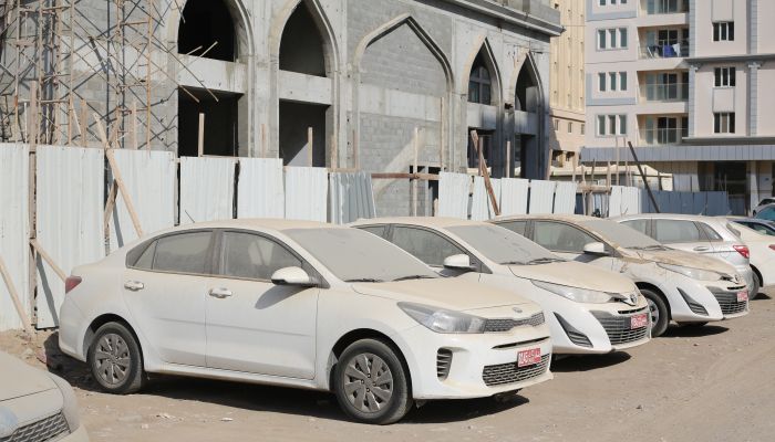 غرامات مالية تصل إلى 1000 ريال على المركبات المهملة في الطرقات