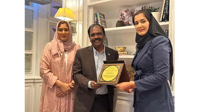 Knowledge Oman honours longtime member with community award