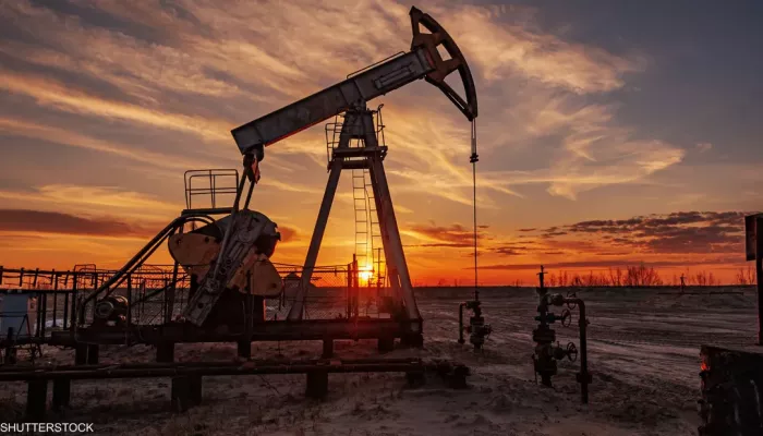 زيادة مفاجئة في مخزونات الخام الأميركية تهبط بأسعار النفط