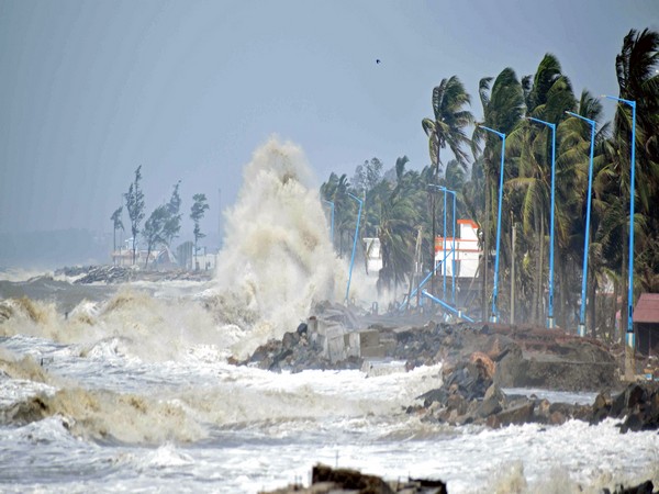 Bangladesh: Cyclone Mocha begins to lash Chittagong, Barisal coastal areas