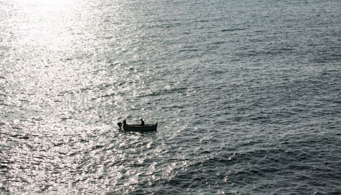 أحد المفقودين في بحر صحار يروي لـ«الشبيبة» قصة النجاة وكيف تعاملوا مع تعطل محرك مركبهم