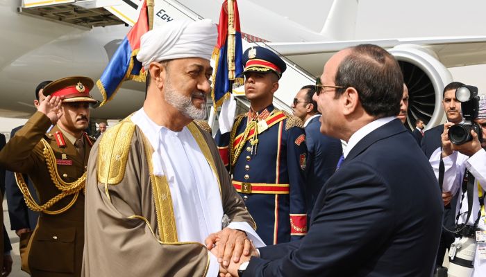 بالصور.. جلالة السلطان يصل إلى مصر
