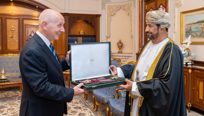جلالة السلطان يمنح وسام التكريم للرئيس التنفيذي لـ’أوتورد باوند عُمان’