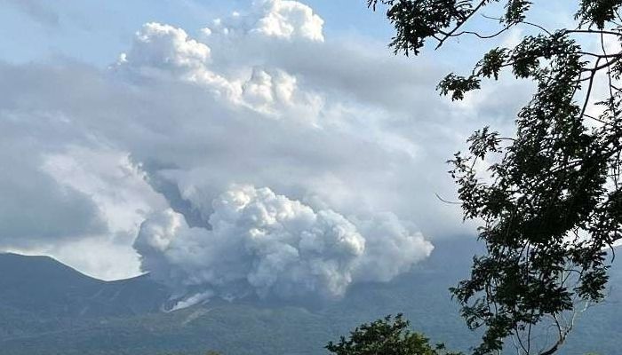 ثوران بركان في كوستاريكا وارتفاع الدخان الناتج عنه 3 كيلومترات