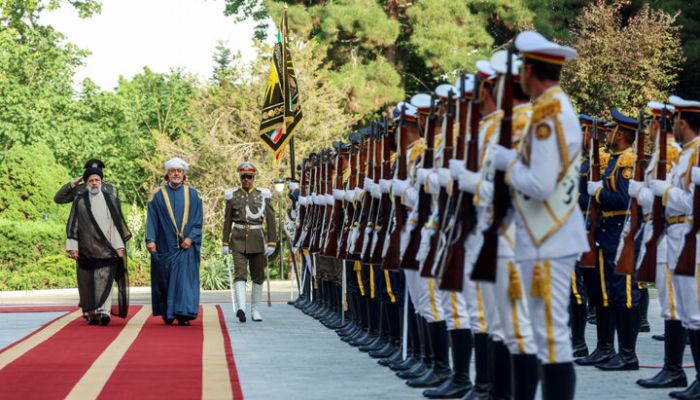 جلالة السلطان يعقد جلسة مباحثات موسعة في طهران