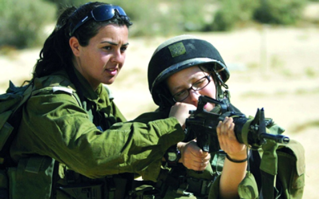 لماذا تجند إسرائيل النساء على حدود مصر؟