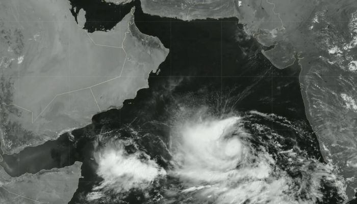 الإعصار يبعد عن سواحل سلطنة عمان بمقدار 1030 كم